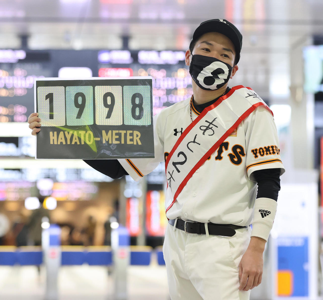 モノマネ芸人のさかとも。自作のHAYATO－METERを手に週末2連戦での達成に期待をかける（撮影・河野匠）
