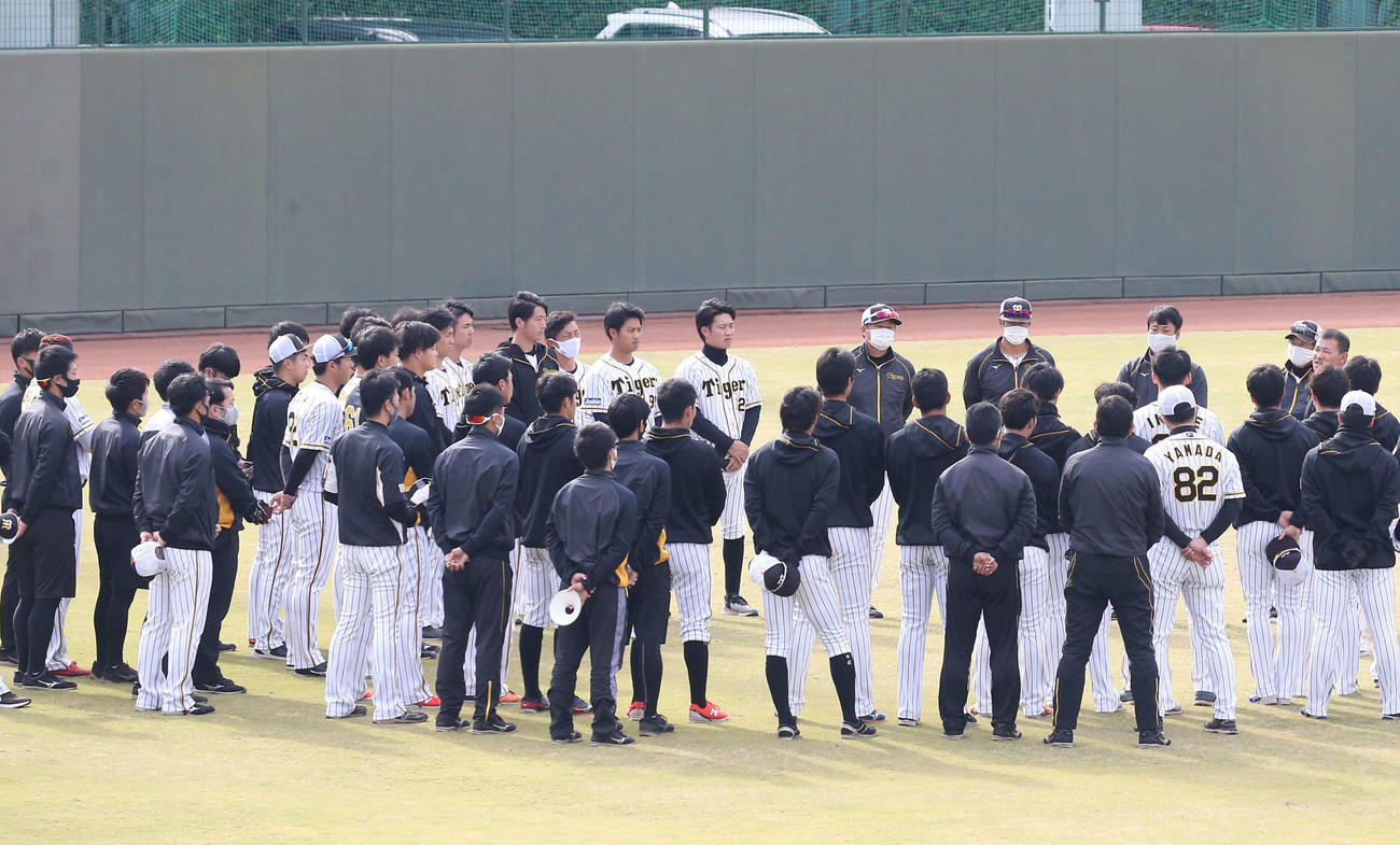 練習前、ナインの前であいさつする福留（右後方）（代表撮影）