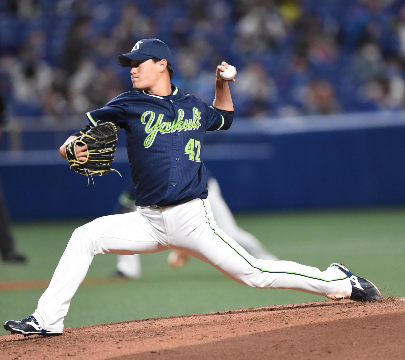中日対ヤクルト　1回裏、力投するヤクルト先発の高橋（撮影・森本幸一）