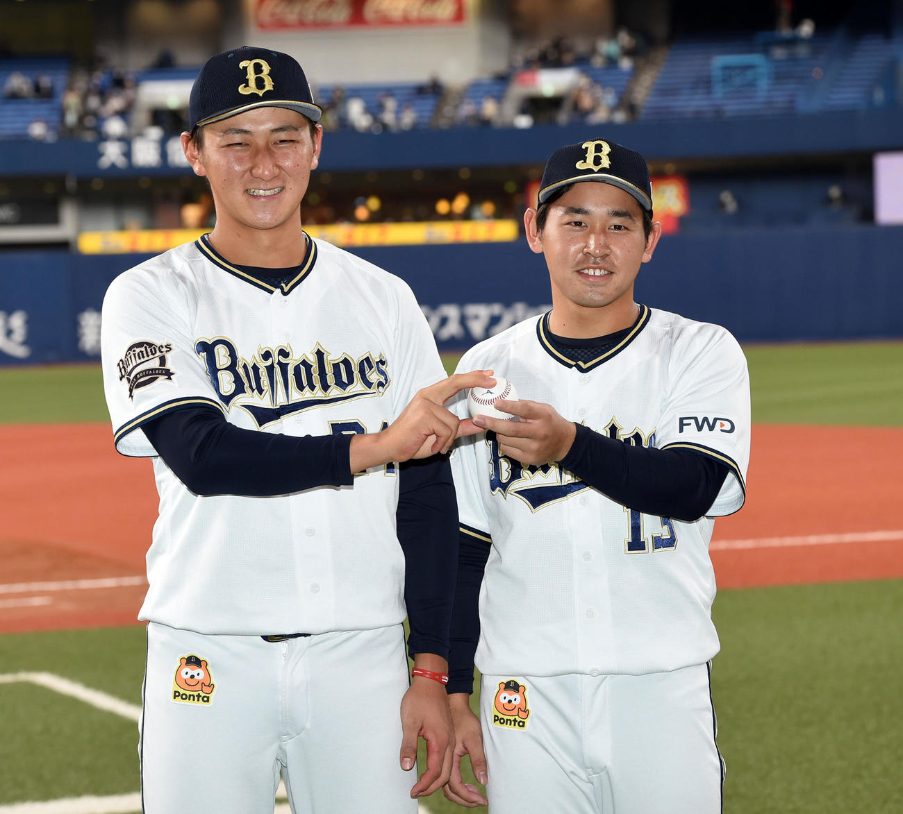 オリックス対日本ハム　初勝利の宮城（右）は決勝打の紅林とウイニングボールを手に笑顔（撮影・前岡正明）