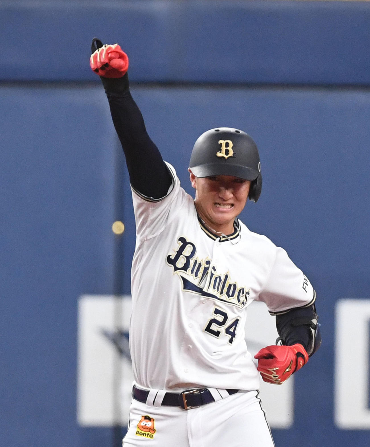 オリックス対日本ハム　5回裏オリックス2死二塁、紅林は左前適時打を放ちガッツポーズ（撮影・前岡正明）