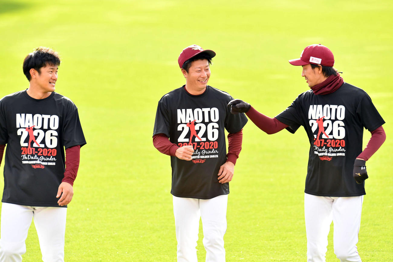 楽天対西武　試合前練習で楽天渡辺直（中央）は岸（右）と談笑する。左は銀次（撮影・滝沢徹郎）