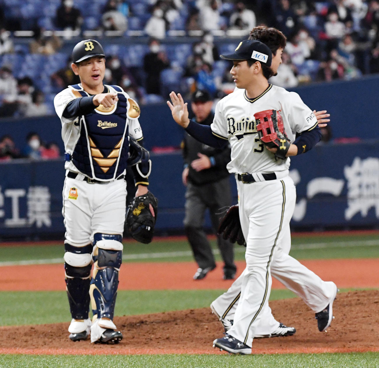 オリックス対日本ハム　日本ハムに勝利し、吉田正（右）とタッチする山崎勝（撮影・前岡正明）