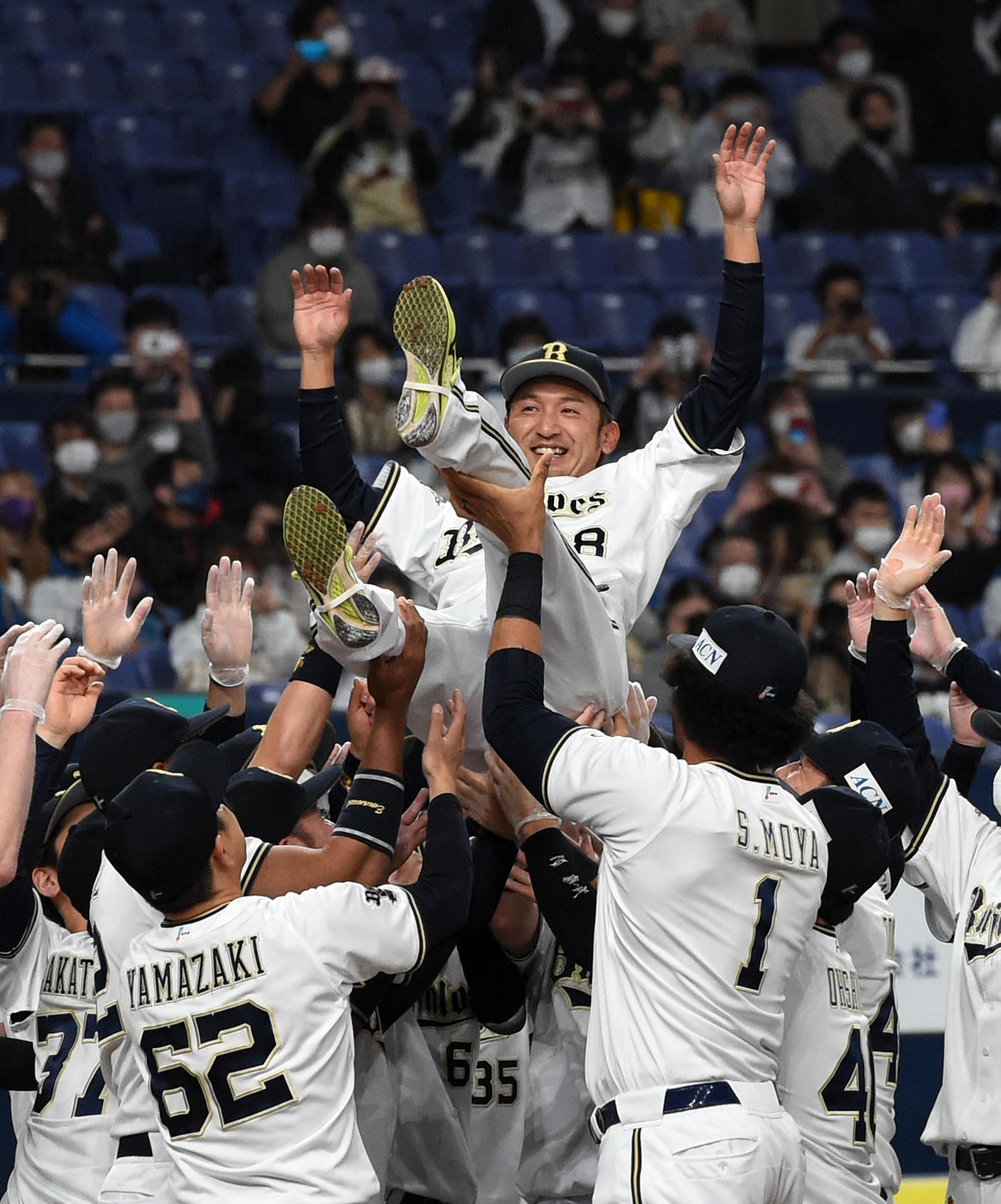 オリックス対日本ハム　ナインから胴上げされる小島（撮影・前岡正明）