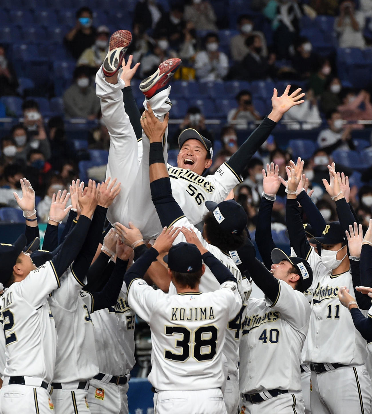 オリックス対日本ハム　ナインから胴上げされる松井佑（撮影・前岡正明）