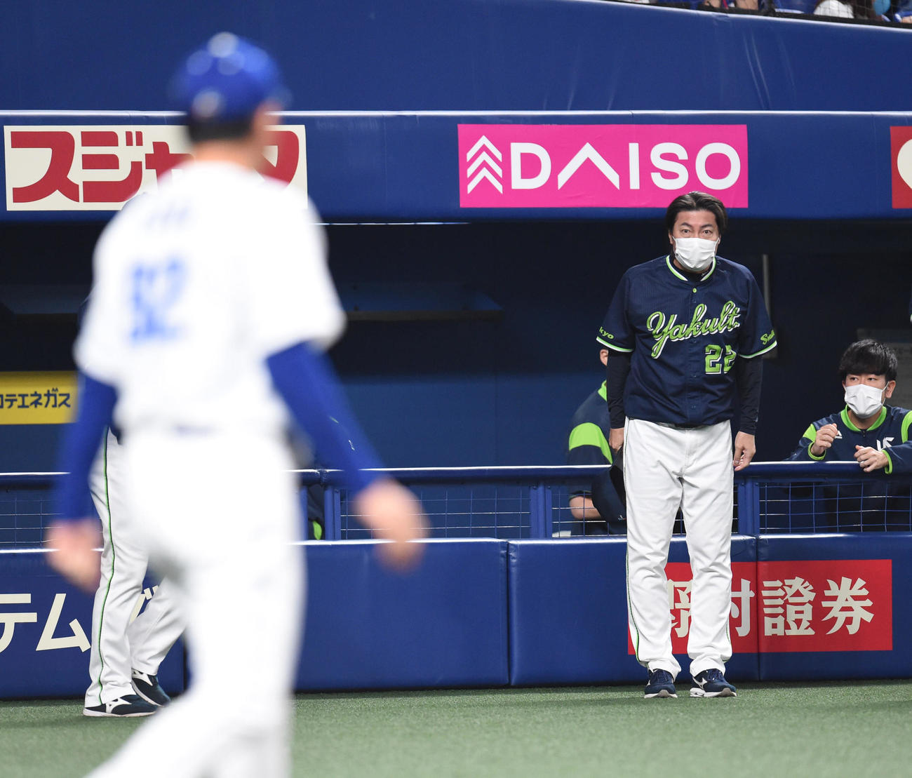 プロ野球中日対ヤクルト　試合終了、与田剛監督に一礼する高津臣吾監督（撮影・森本幸一）