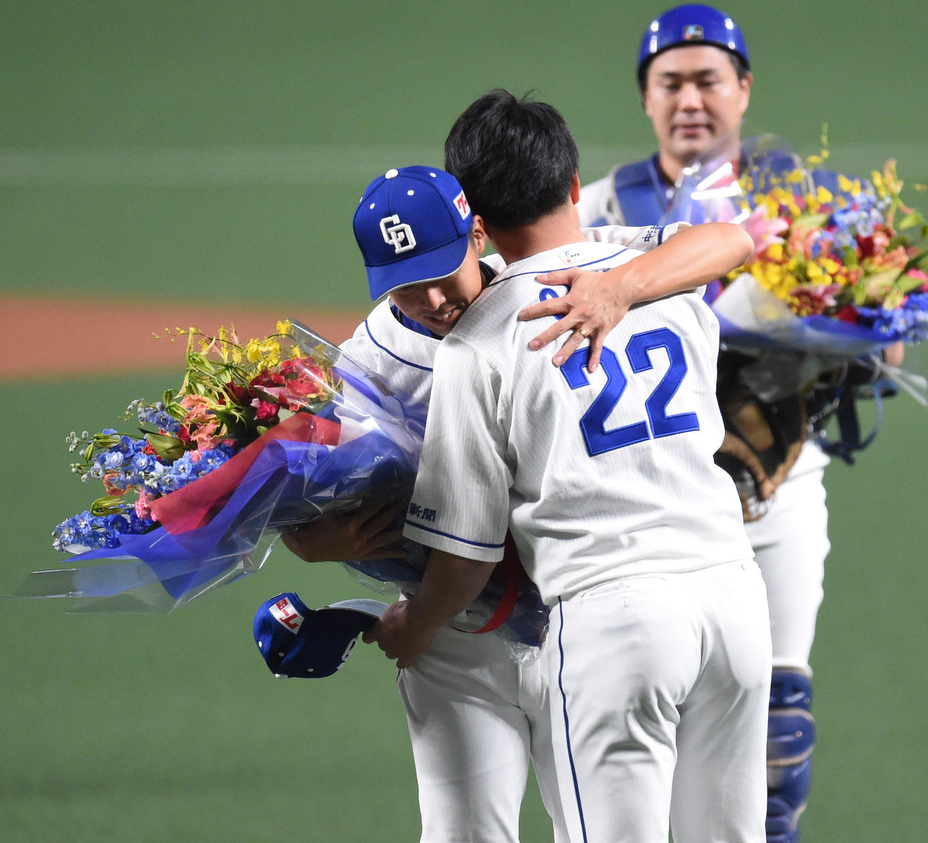 中日大野雄大（右）から花束を受け取りハグをする吉見（撮影・森本幸一）