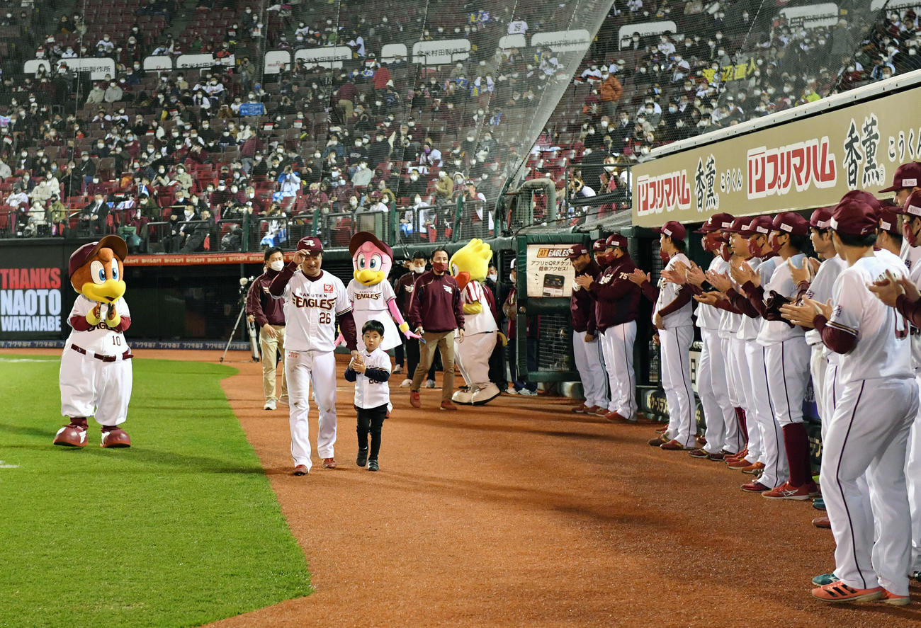 楽天対西武　引退セレモニーを終えナインから見守られながら長男と場内1周する楽天渡辺直（撮影・滝沢徹郎）
