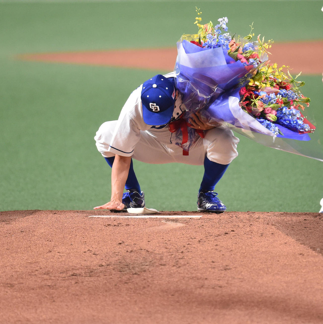 中日対ヤクルト　マウンドのプレートの土を手で払う吉見（撮影・森本幸一）