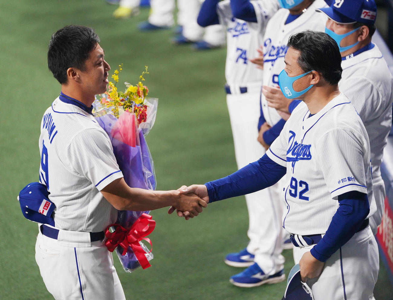 中日対ヤクルト　引退セレモニーを終え与田監督と握手を交わす吉見（撮影・森本幸一）