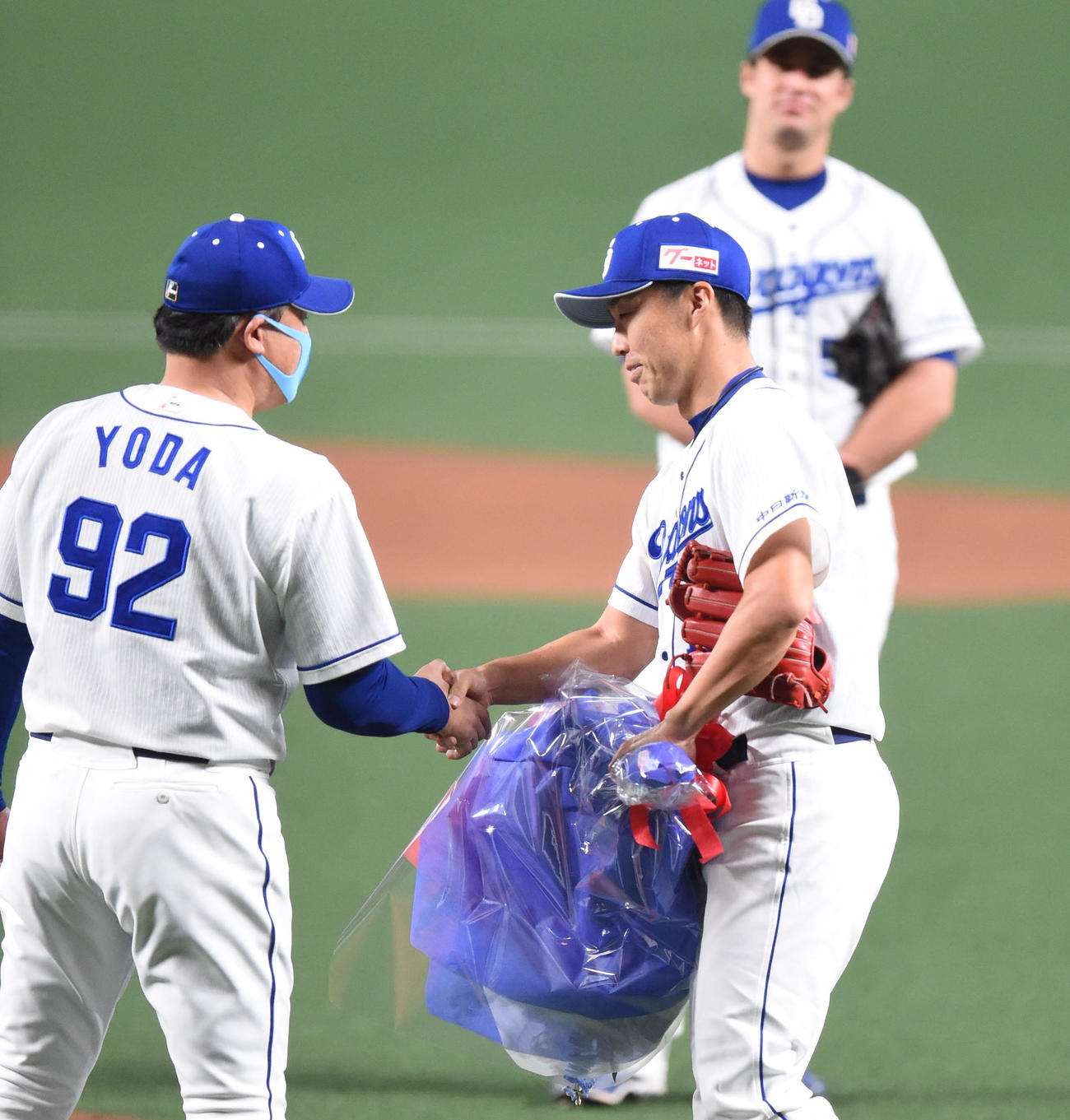 プロ野球中日対ヤクルト　与田剛監督と握手を交わす吉見一起（撮影・森本幸一）