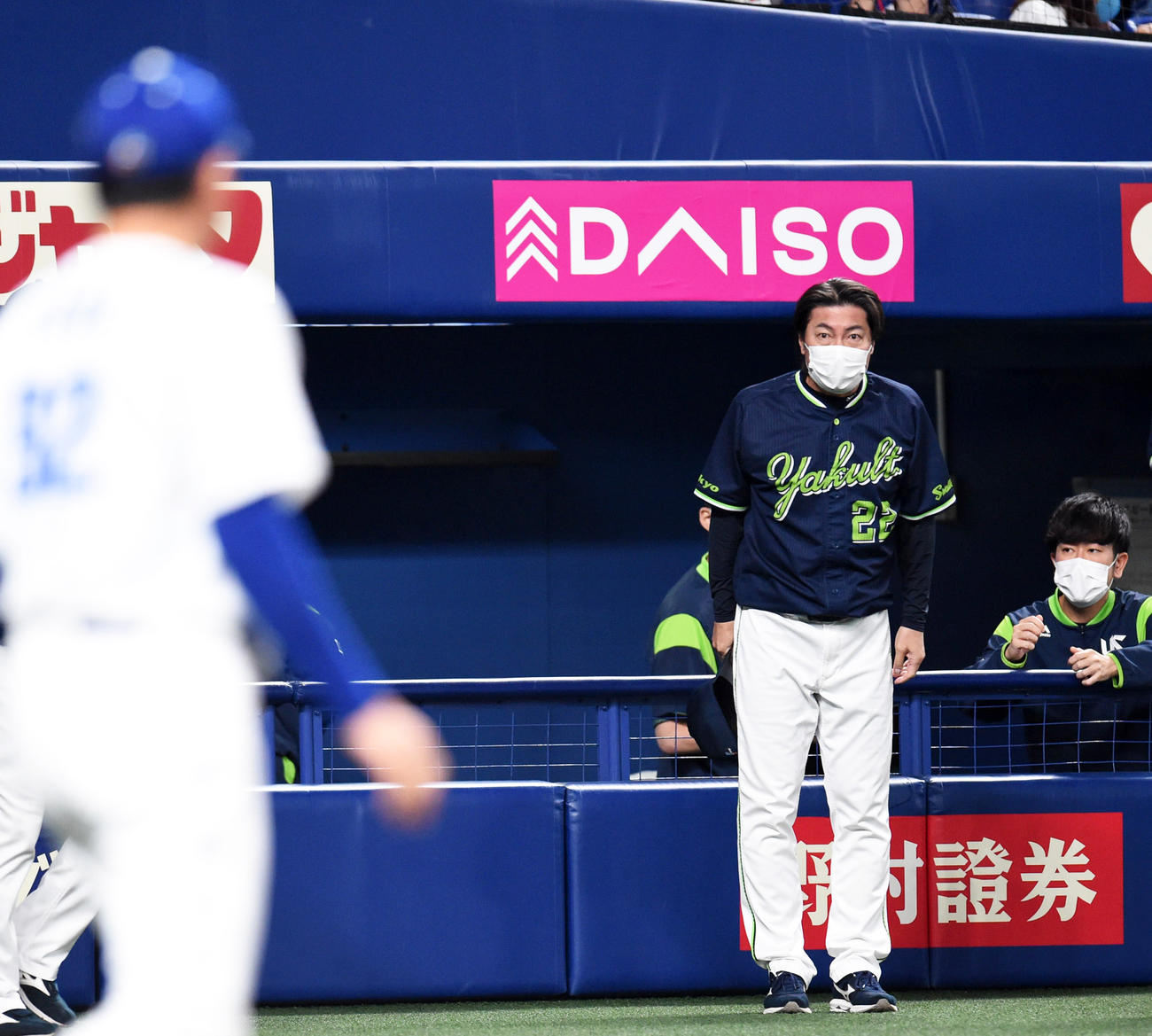 試合終了後、中日与田監督に一礼するヤクルト高津監督（撮影・森本幸一）