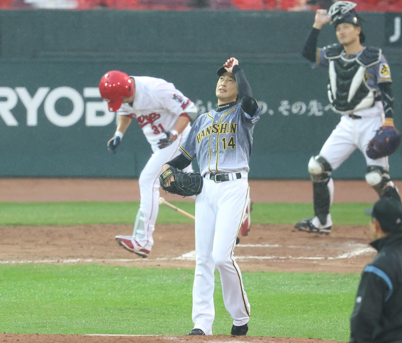 同期生の石原慶幸を右飛に抑える能見篤史（撮影・清水貴仁）