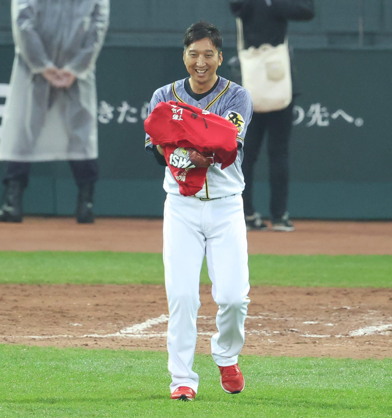 試合後、石原慶幸の引退記念Tシャツを着てあいさつする藤川球児（撮影・清水貴仁）