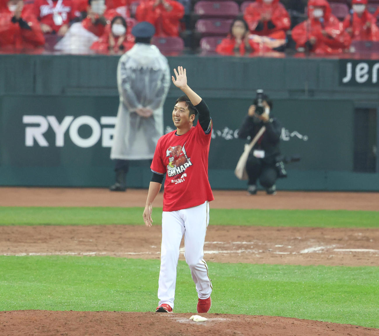 試合後、石原慶幸の引退記念Tシャツを着てあいさつする藤川球児（撮影・清水貴仁）