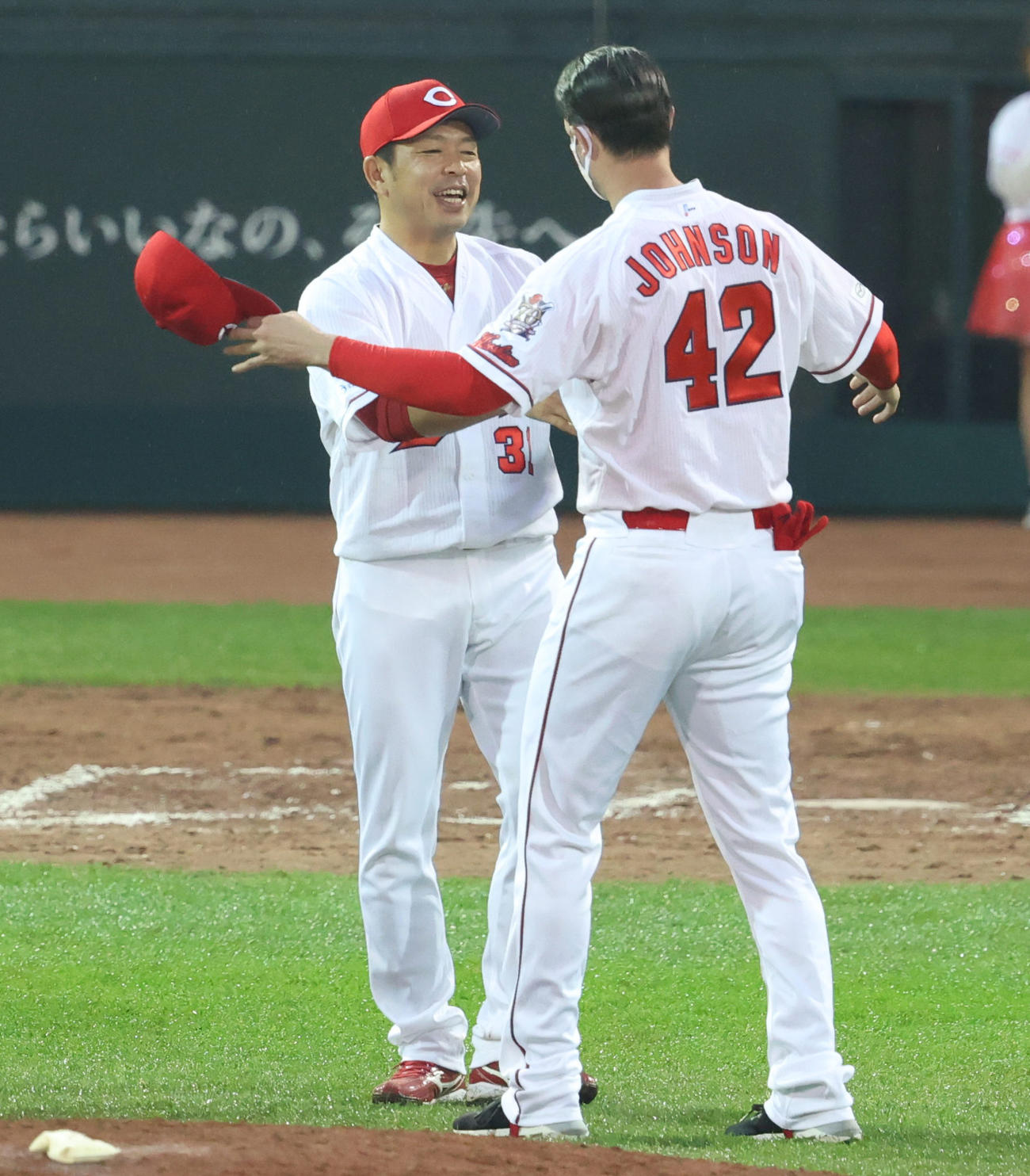 引退セレモニーでクリス・ジョンソン（右）と抱き合う石原慶幸（撮影・清水貴仁）