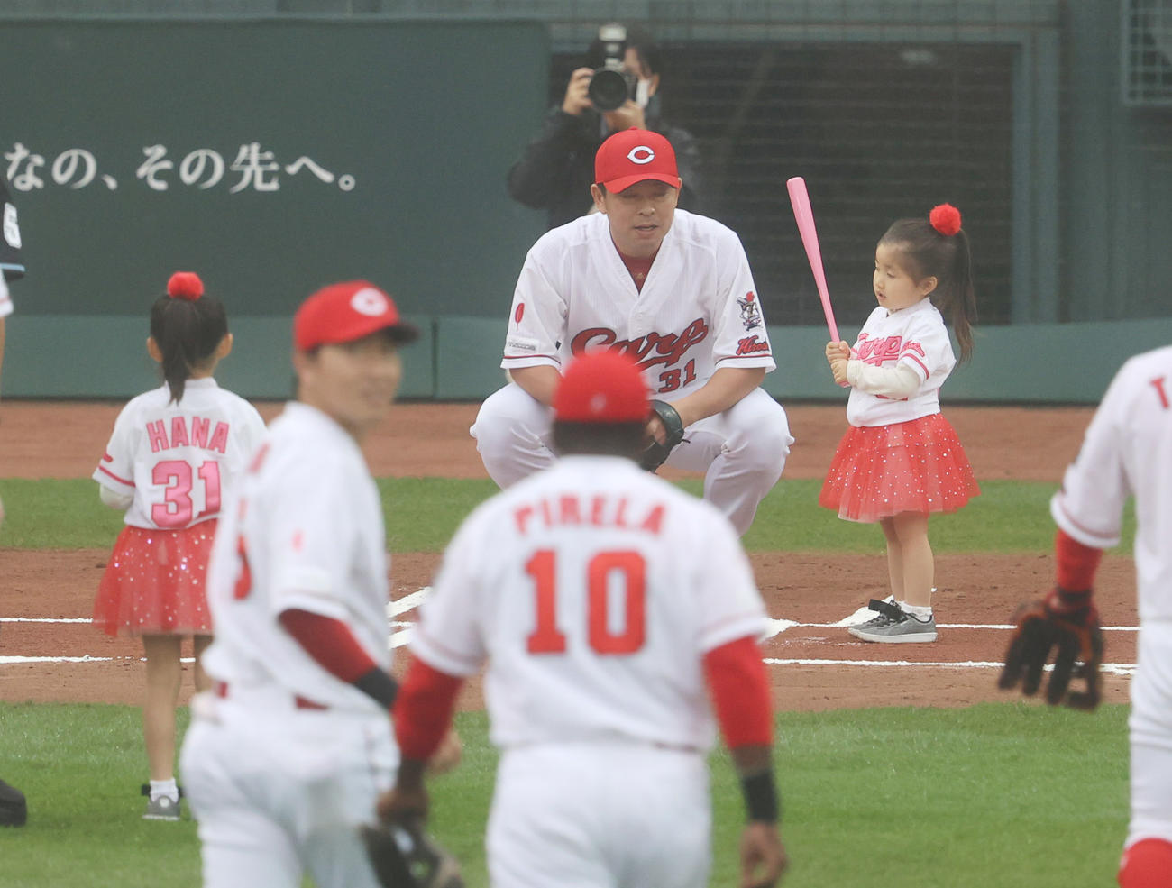 始球式を行う石原慶幸と家族、投手長女華ちゃん、打者次女凛ちゃん（撮影・清水貴仁）