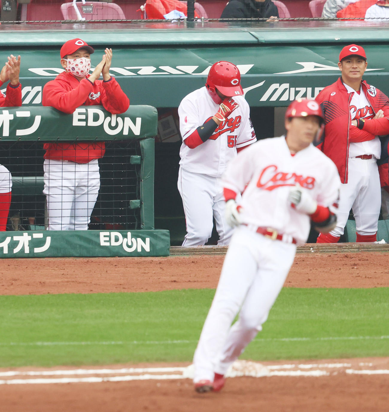 左前打を放った長野久義に拍手を送るベンチの石原慶幸（左）（撮影・清水貴仁）