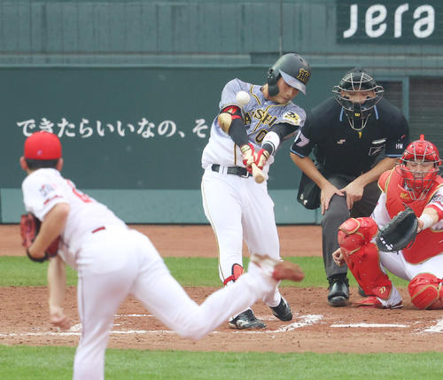 右中間をやぶる先制適時二塁打を放つ木浪聖也(撮影・清水貴仁)