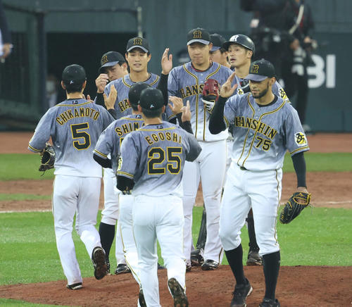 広島に快勝しタッチを交わす阪神の選手たち(撮影・清水貴仁)