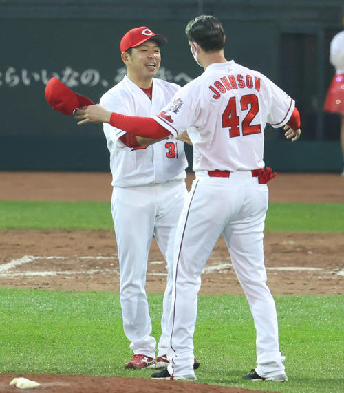 引退セレモニーでクリス・ジョンソン(右)と抱き合う石原慶幸(撮影・清水貴仁)