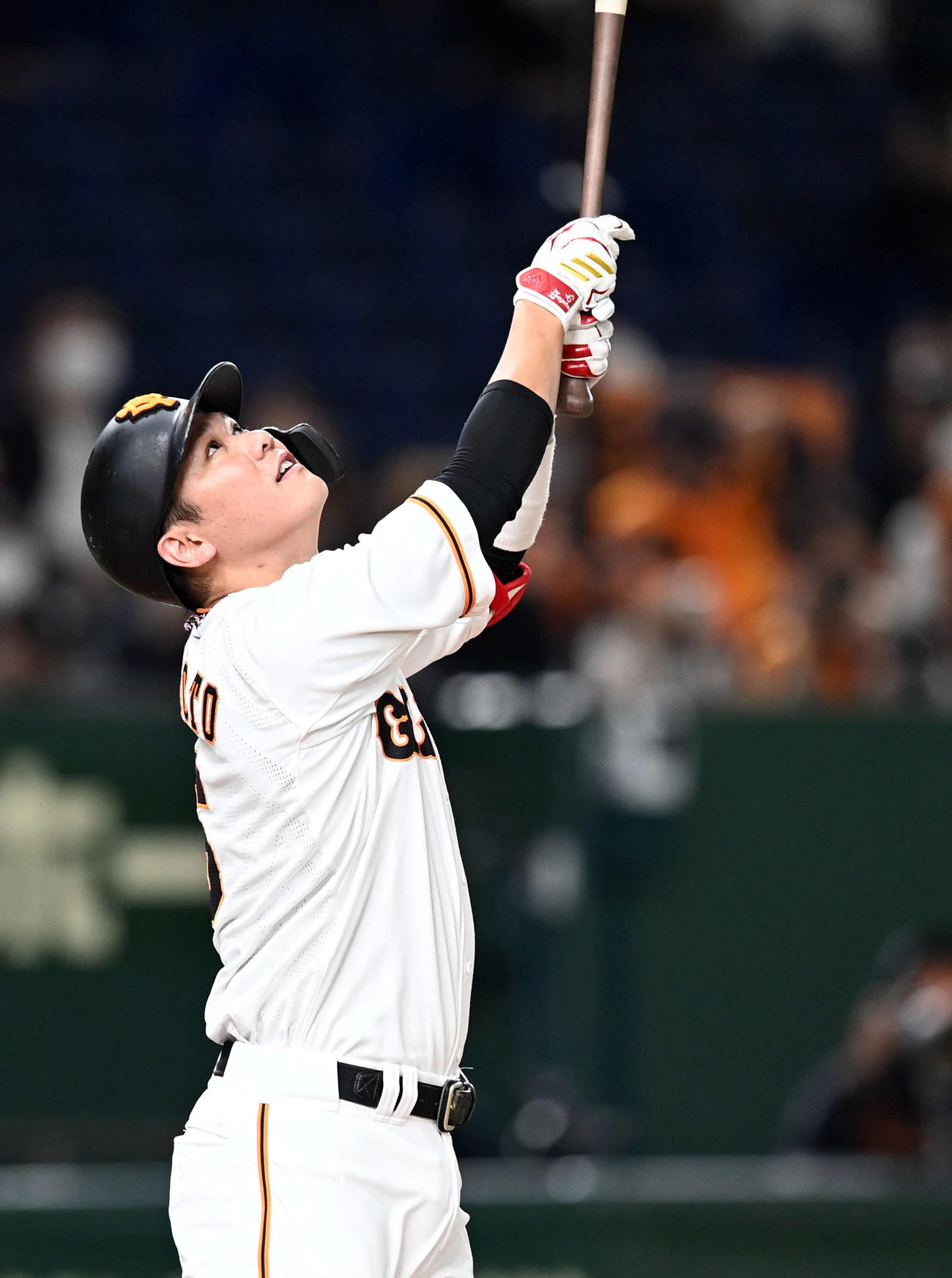巨人対ヤクルト　4回裏巨人2死一塁、一邪飛に倒れる坂本（撮影・たえ見朱実）