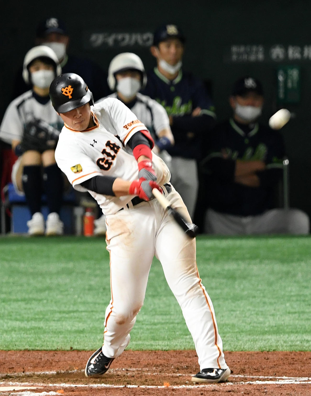 巨人対ヤクルト　5回裏巨人無死、右中間へ本塁打を放つ岡本（撮影・横山健太）