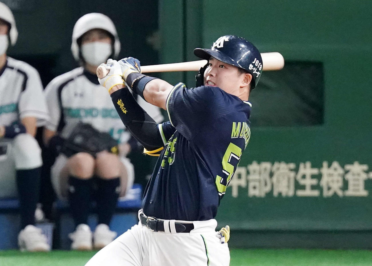 巨人対ヤクルト　7回表ヤクルト無死、ソロ本塁打を放つ村上（撮影・江口和貴）