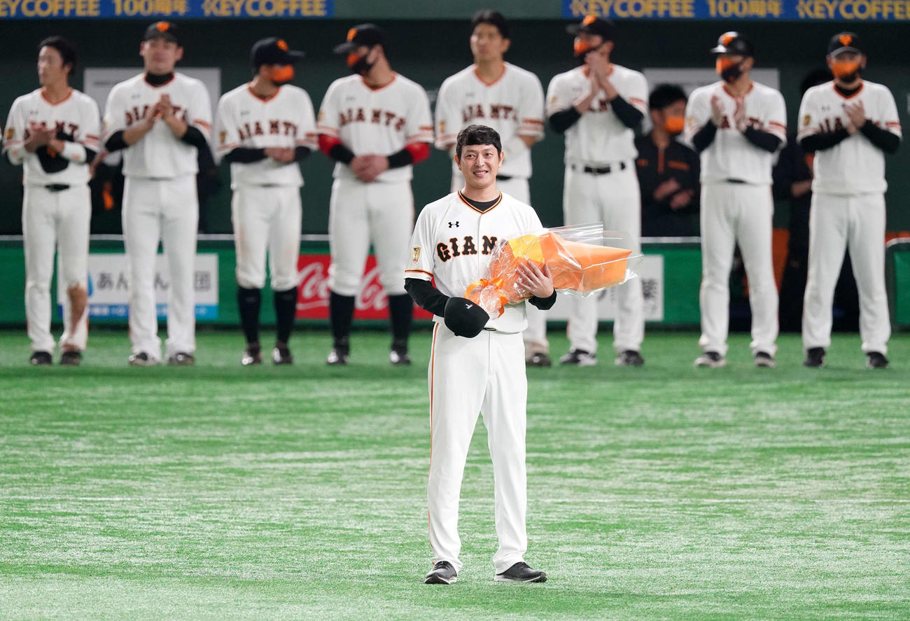 巨人対ヤクルト　引退セレモニーで花束を手にする巨人岩隈（撮影・江口和貴）