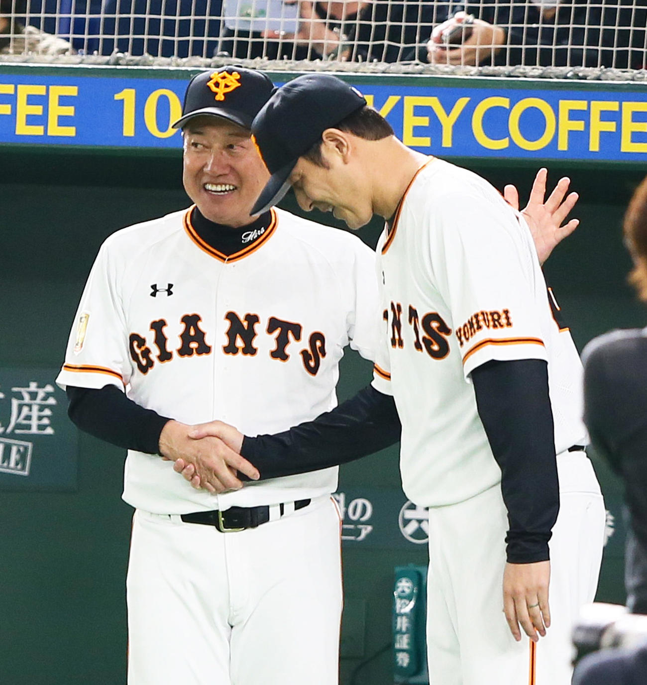 巨人対ヤクルト　引退セレモニーに臨む巨人岩隈（右）は原監督からねぎらいの言葉をかけられる（撮影・足立雅史）