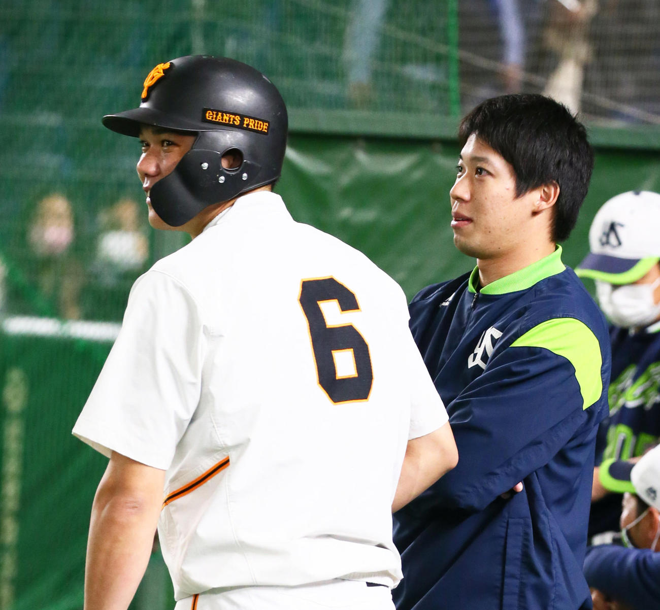 試合前、談笑する巨人坂本（左）とヤクルト山田哲（撮影・足立雅史）