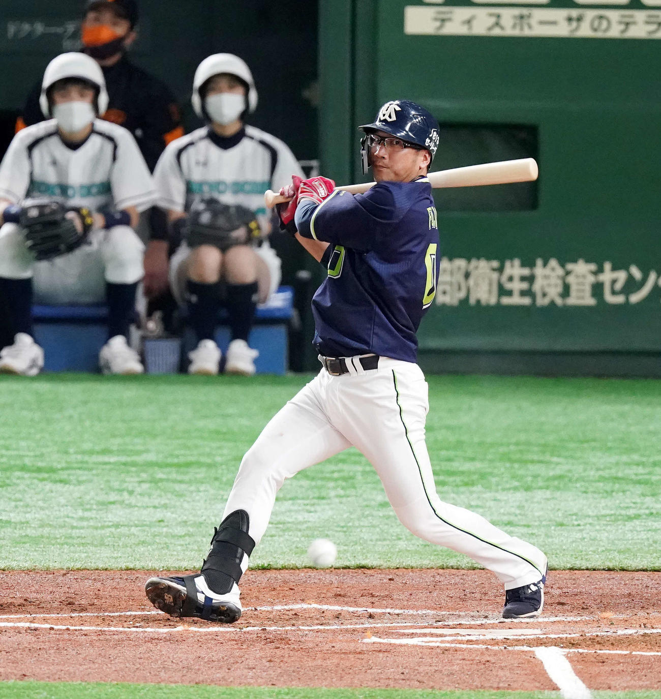 巨人対ヤクルト　2回表ヤクルト2死、左前打を放つ藤井（撮影・江口和貴）