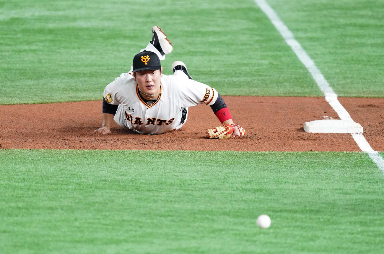 巨人対ヤクルト　2回表ヤクルト2死、藤井の左前打となった打球に飛びついた三塁手岡本（撮影・江口和貴）
