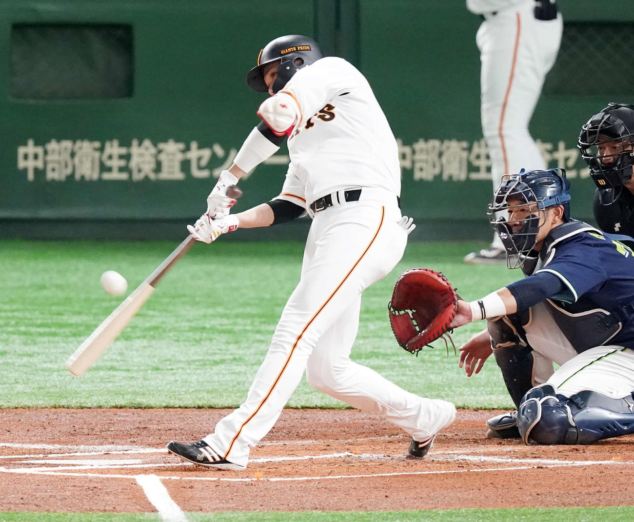 巨人対ヤクルト　1回裏巨人無死一、二塁、二飛に倒れる坂本（撮影・江口和貴）