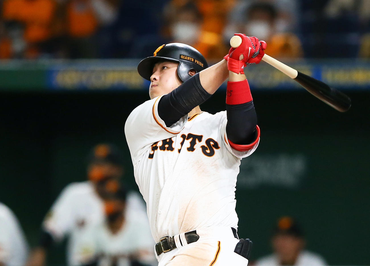 巨人対ヤクルト　3回裏巨人1死一、二塁、左越え3点本塁打を放つ岡本（撮影・足立雅史）