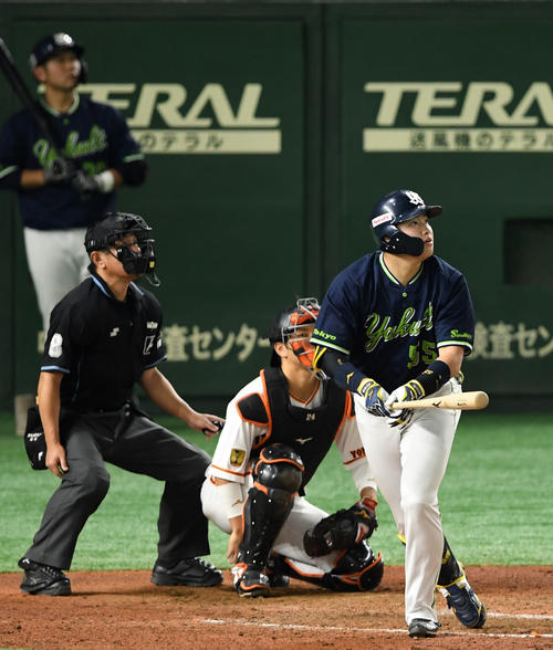巨人対ヤクルト 9回表ヤクルト無死、左中間へ本塁打を放つ村上(撮影・横山健太)