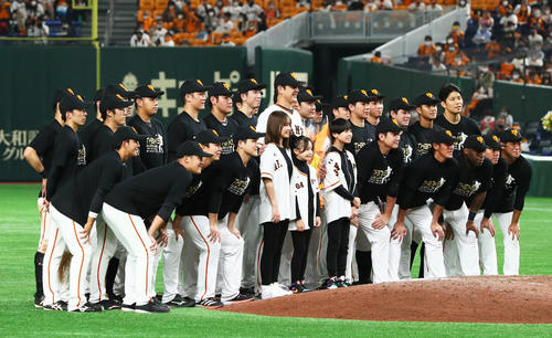 巨人対ヤクルト 引退セレモニーを終え笑顔で記念撮影に臨む巨人岩隈(中央)(撮影・足立雅史)
