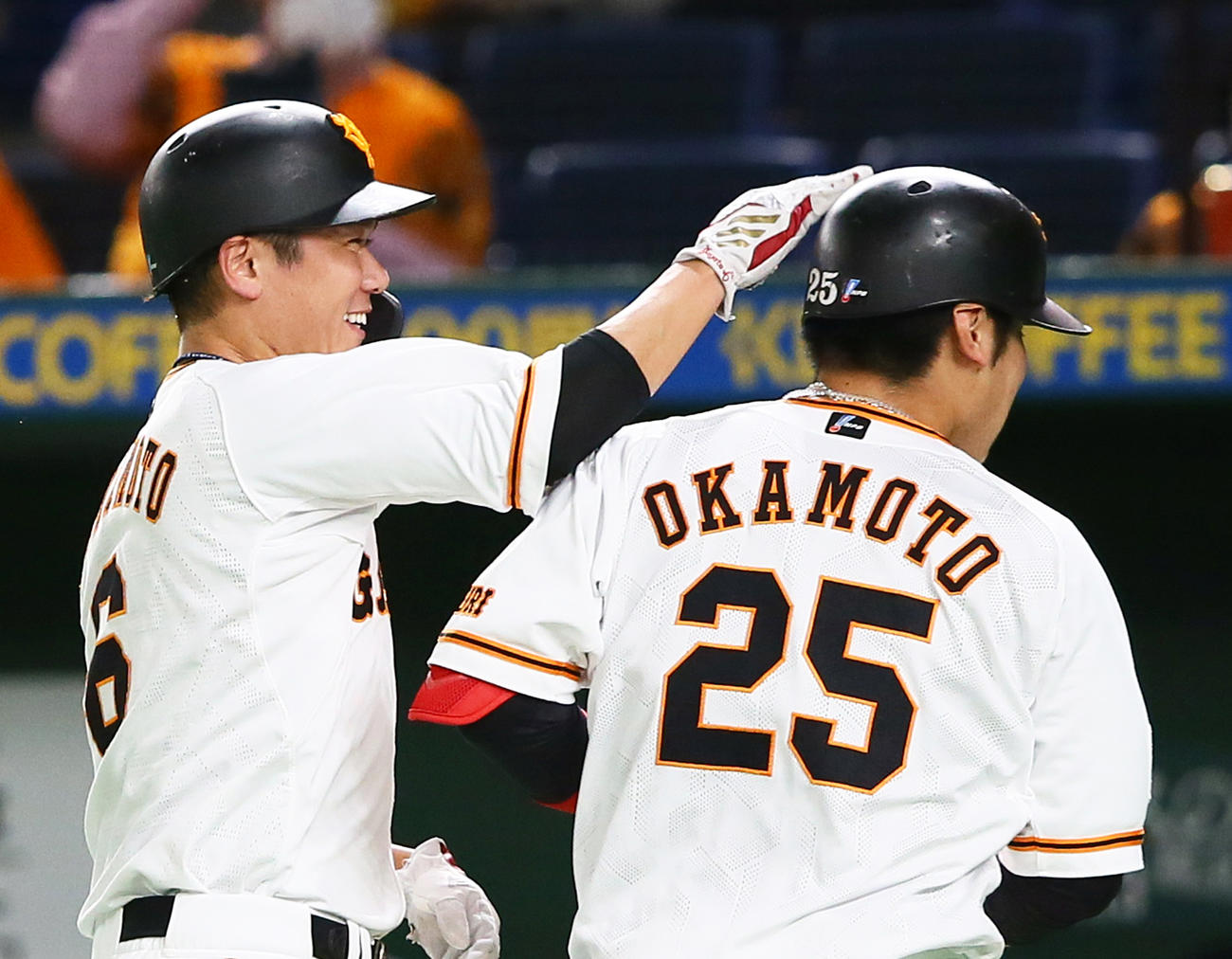 3回裏巨人1死一、二塁、左越え3点本塁打を放った岡本（右）の頭をはたいて祝福する坂本（撮影・足立雅史）