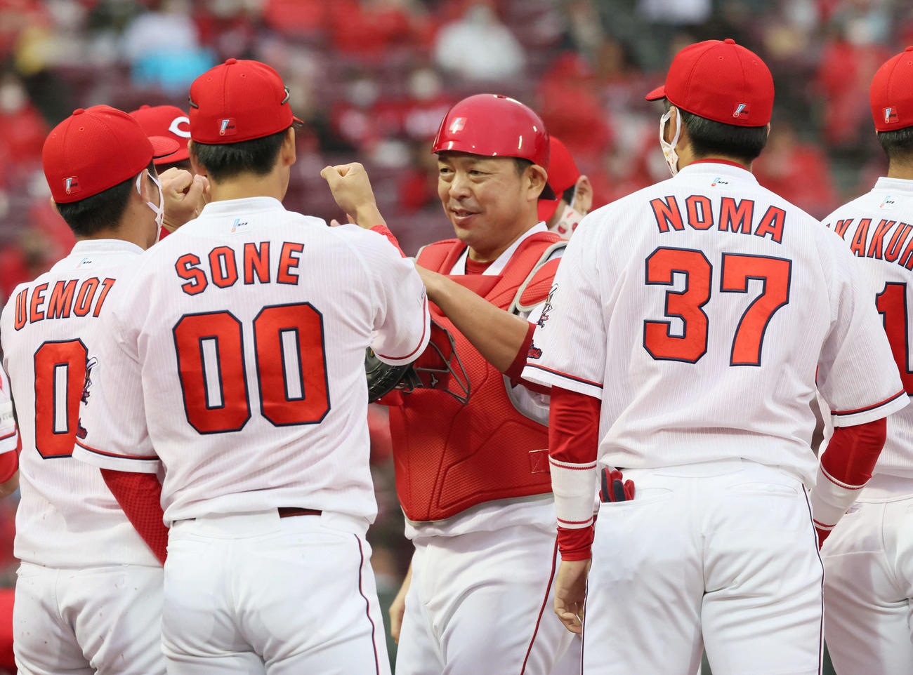 プロ野球広島対阪神　8回表阪神、会沢に代わり、マスクをかぶった石原慶（中央）を迎えるナイン（撮影・加藤孝規）
