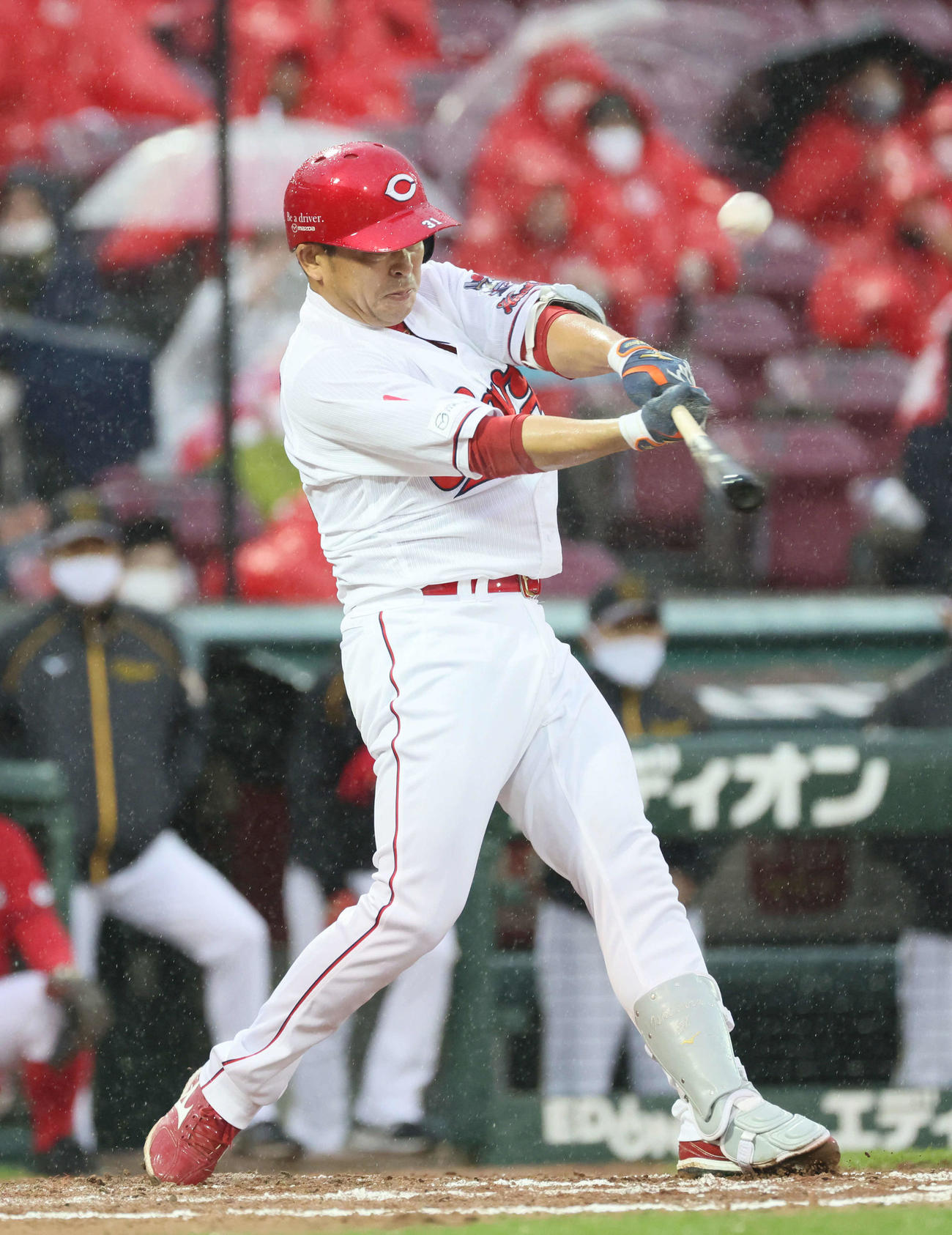 プロ野球広島対阪神　8回裏広島無死一塁、石原慶の最後の打席は右飛（撮影・加藤孝規）