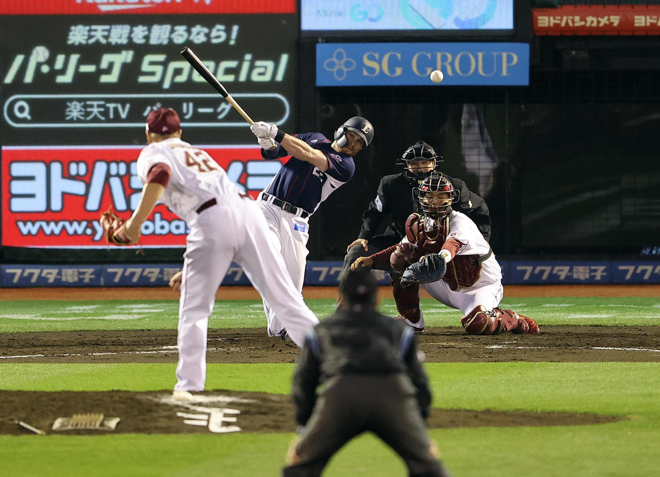 楽天対西武　7回表西武1死一、三塁、スパンジェンバーグは左に同点適時打を放つ。投手ジョンソン（撮影・浅見桂子）