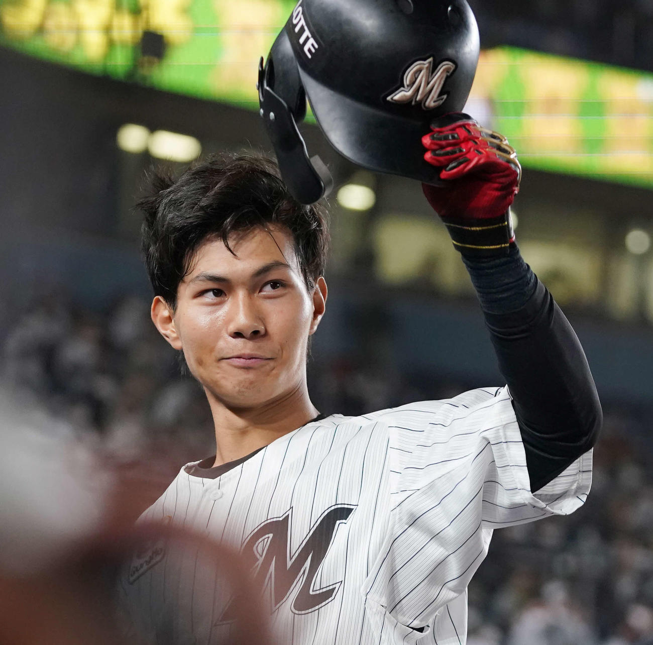ロッテ対オリックス　4回裏ロッテ2死一、二塁、右越え3点本塁打を放った藤原は声援に応える（撮影・鈴木みどり）