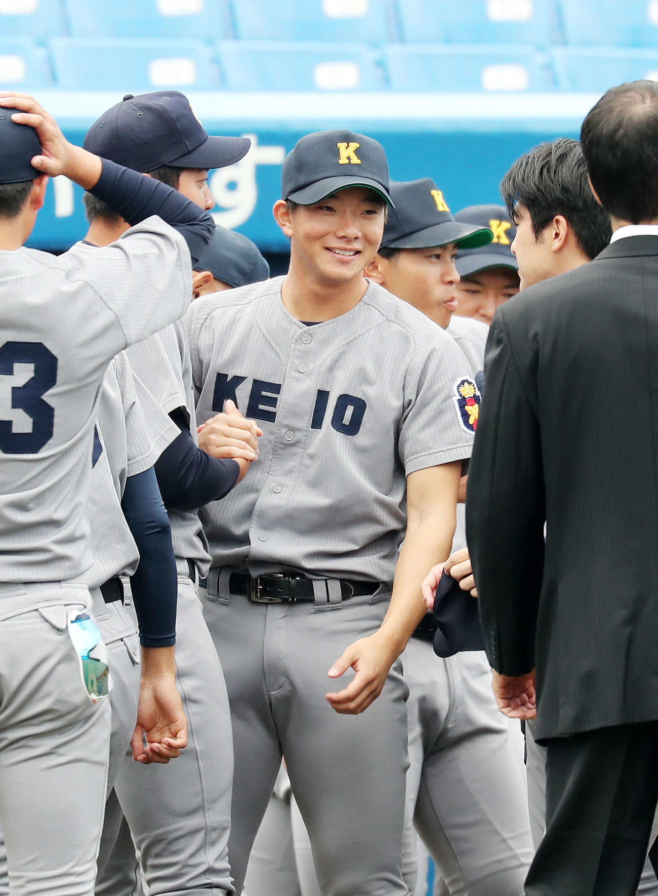 慶大対早大　試合前、笑顔を見せる慶大・木沢（撮影・鈴木正人）