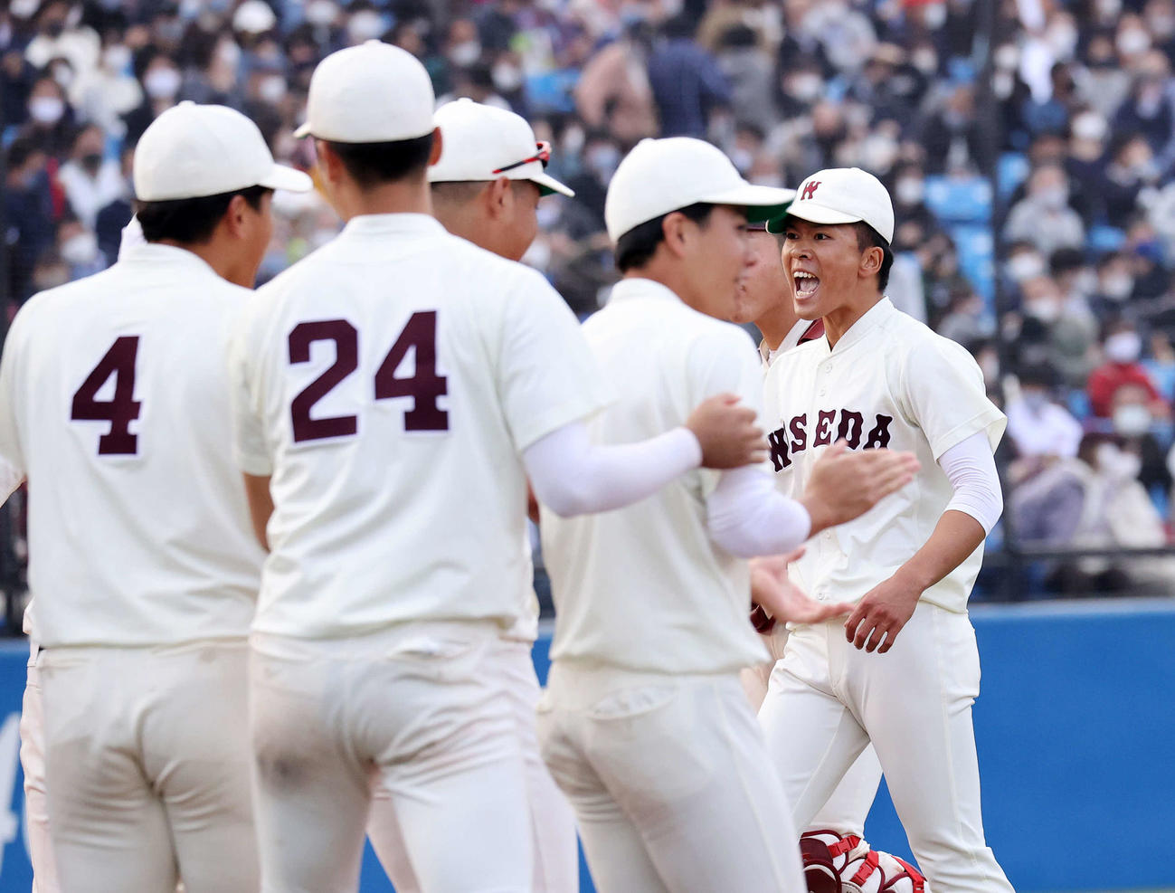 慶大対早大　勝利し雄たけびを上げる早大・早川（右）（撮影・鈴木正人）