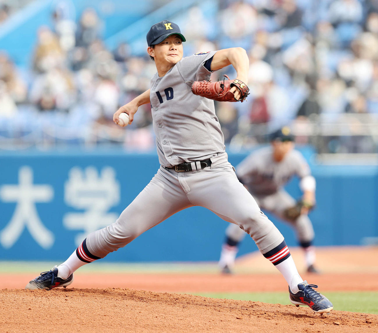 慶大対早大　先発し力投する慶大・木沢（撮影・鈴木正人）