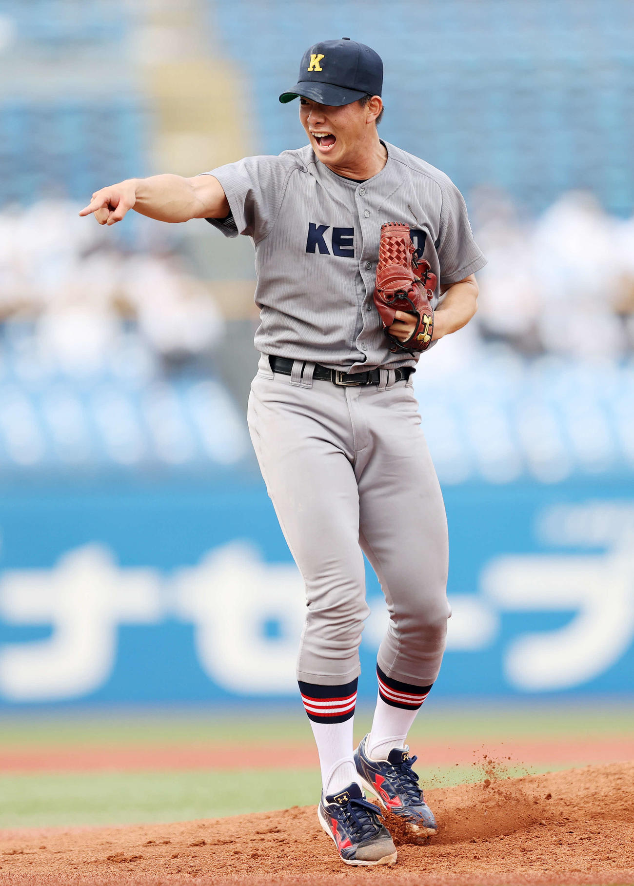 慶大対早大　2回裏早大2死、蛭間拓哉から三振を奪い雄たけびを上げる慶大・木沢（撮影・鈴木正人）