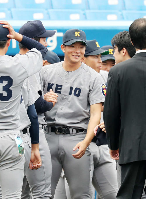 慶大対早大 試合前、笑顔を見せる慶大・木沢(撮影・鈴木正人)