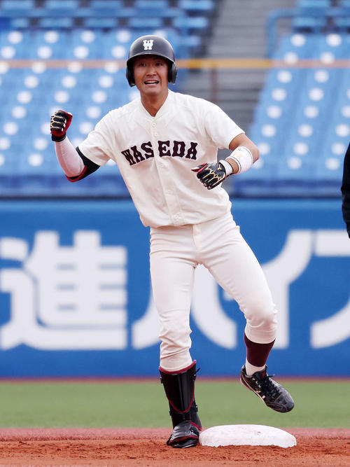 慶大対早大 6回裏早大1死三塁、瀧沢は右越え適時二塁打を放ちガッツポーズ(撮影・鈴木正人)