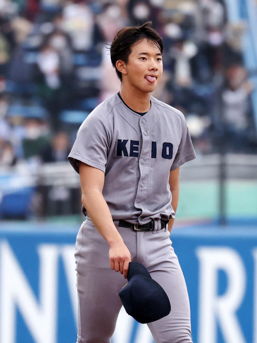 慶大対早大 6回裏早大1死三塁、瀧沢に右越え適時二塁打を放たれ悔しそうな表情を見せる慶大・木沢(撮影・鈴木正人)