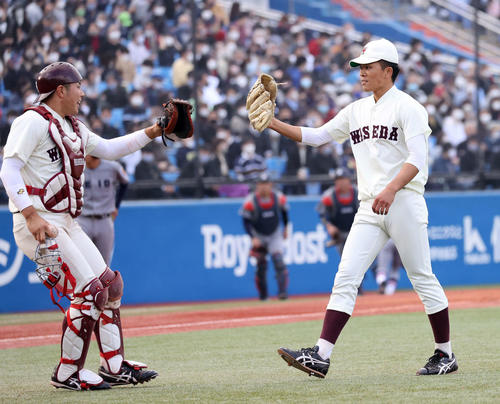 慶大対早大 勝利し岩本(左)とタッチする早大・早川(撮影・鈴木正人)